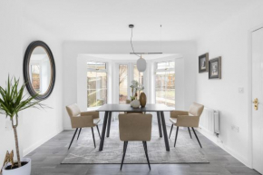 Luxurious 3 Bed House with Free Parking, Close to the Train Station & Town